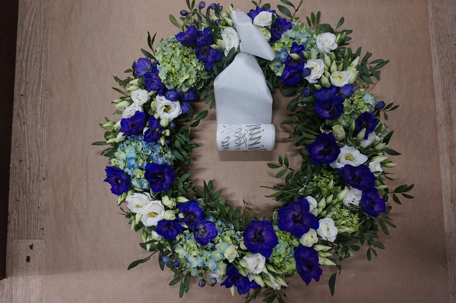 Hautaseppele sinivalkoinen