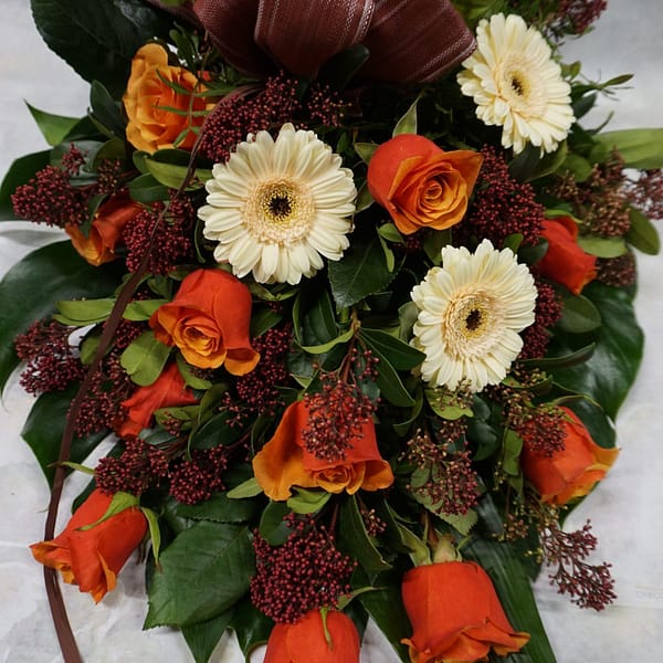 Hautakimppu ruusu-skimmia-germini