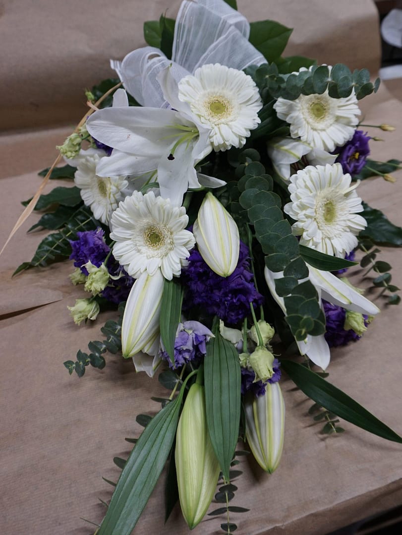 Hautakimppu gerbera-valkolilja-eustoma