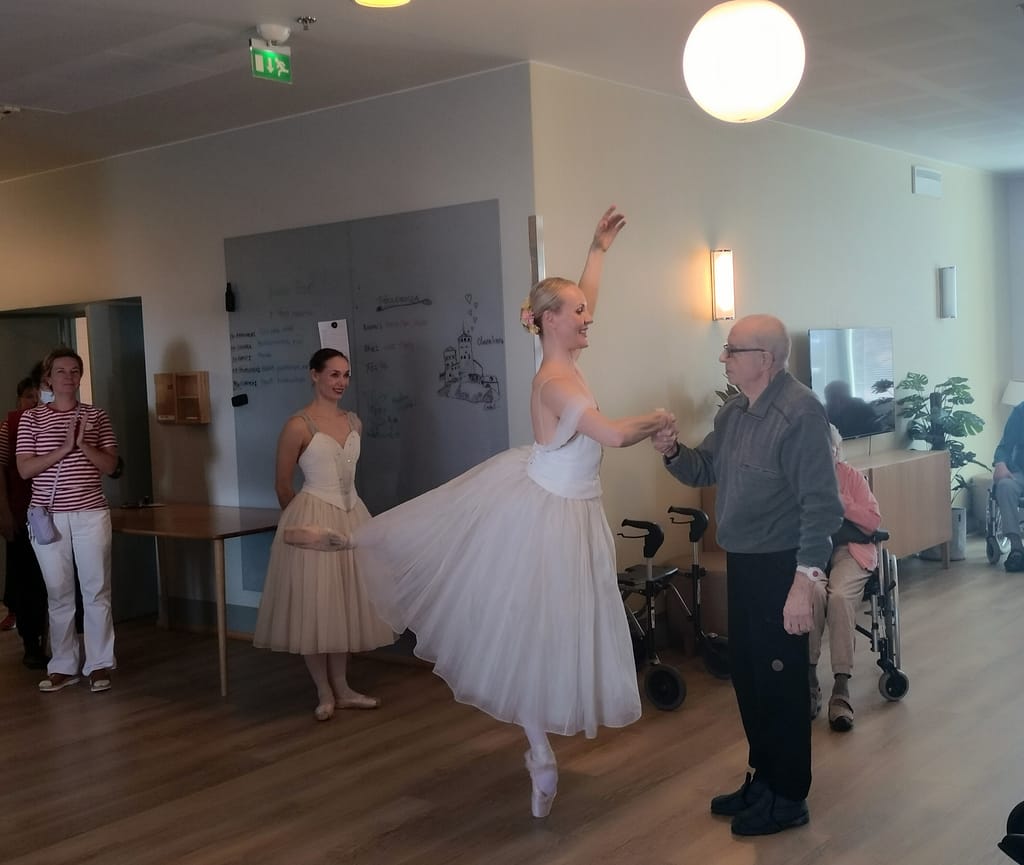 Tässä asukas sai olla ballerinan kavaljeerina.