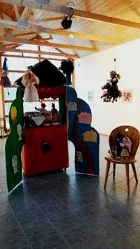 Narikka näyttelyn töitä