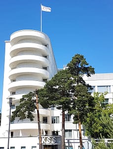 Esperi Hoivapalvelukeskus Tilkan pyöreä arkkitehtuuri ja julkisivu