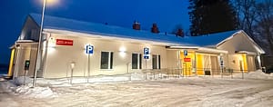 Esperi Hoivakoti Vanhakartanon vaalea yksikerroksinen rakennus talvi-iltana, pihalla lunta ja esteetön sisäänkäynti.