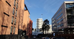 Esperi Hoivapalvelukeskus Tilkan rakennus ja sisäänkäynti Helsingissä
