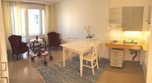 Asukkaan huone, josssa huonekaluja.