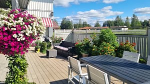 Hoivakodin terassi, jossa terassikalusteita.