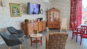 Kuva hoivakodin tiloista, jossa on erilaisia huonekaluja.