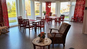 Kuva hoivakodin tiloista, jossa on erilaisia huonekaluja.