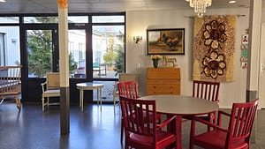 Kuva hoivakodin tiloista, jossa on erilaisia huonekaluja.