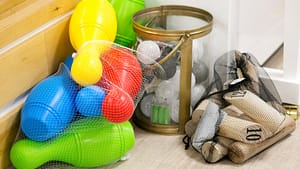 Ulkopelejä ja välineitä lattialla.