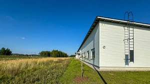 Esperi Hoivakoti Kailinrannan rakennuksen pääty. Kuvassa näkyy myös läheistä peltoaluetta.