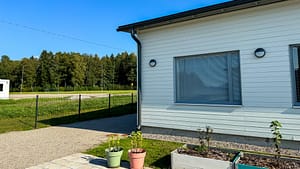 Esperi Hoivakoti Kailinrannan piha-aluetta, jossa näkyy istutuksia.