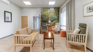 Kodikas oleskelutila, jossa sohva, nojatuoleja ja rauhallinen sisustus.