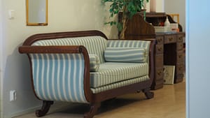 Hoivakoti Niitty-nummen raidallinen, kotoisa sohva.