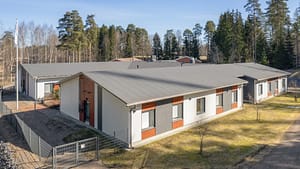 Esperi Hoivakoti Rautuhovi pihalta katsottuna, aidattu alue ja nurmipiha.