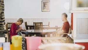 Asukkaita Esperi Koti Elmerin yhteisessä oleskelutilassa.