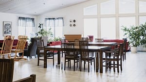 Esperi Koti Elmerin valoisa ruokailu- ja oleskelutila.