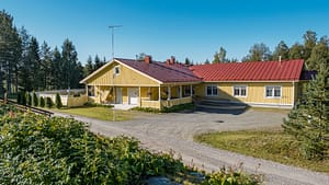 Esperi Koti Elmerin sisäänkäynti ja keltainen puurakennus.