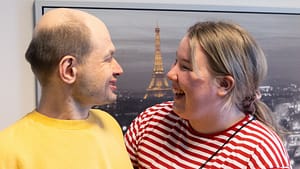 Ohjaajalla ja asukkaalle iloinen hetki, jossa molempia naurattaa.