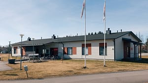 Esperi Koti Hannilanpirtin rakennus ja piha lipputankoineen.
