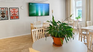 Kuurnan Kartanoiden valoisa yhteinen ruokailu- ja oleskelutila.