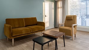 Valoisa huone, jossa huonekaluja.