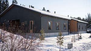 Talon julkisivu talvella.