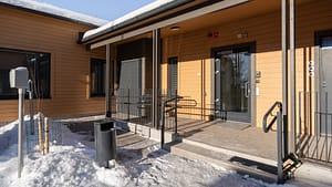 Talon julkisivu talvella.