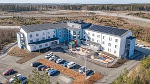 Ilmakuva Lamminrahkan hoivakodista Kangasalla, pihapiiri ja pysäköintialue ympäröivän luonnon keskellä.