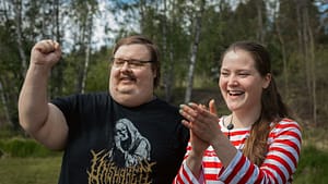 Esperi Koti Sypressin asukas ja ohjaaja iloitsevat yhdessä ulkona.