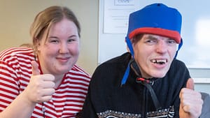 Ohjaaja ja asukas näyttävät iloisina peukkua