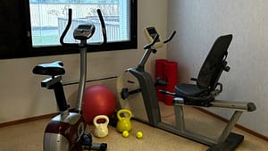 Huone, jossa on kuntolaitteita.