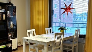 Kuva huoneesta, jossa on huonekaluja ja ikkunassa tähti.