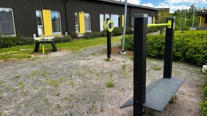 Visarannan piha-alue ja ulkosalilaitteita.
