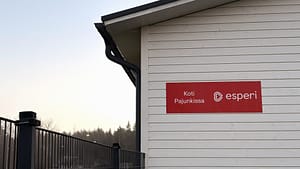 Kyltti seinässä, jossa lukee hoitokodin nimi.