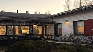 Ulkokuvaa terassista ilta-aikana, jouluvaloja.