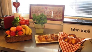 Erilaisia ruokia ja leivonnaisia pöydällä.