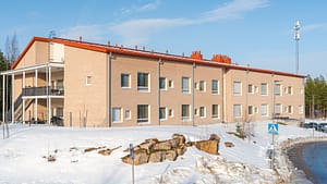 Rakennuksen julkisivu valoisaan aikaan talvella.