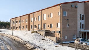 Rakennuksen julkisivu valoisaan aikaan talvella.