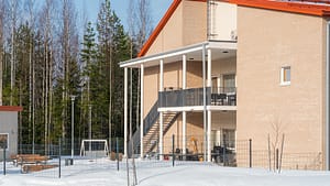 Rakennuksen julkisivu valoisaan aikaan talvella.