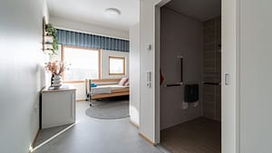 Asukkaan huone, jossa näkyy sisäänkäynti WC-tilaan.