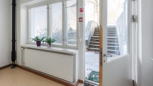 Sisäänkäyntiovi ja ikkuna, näkymä ulos portaille.