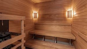 Hoivakodin sauna, jossa puiset lauteet.
