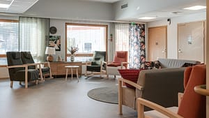 Valoisa kalustettu olohuone.