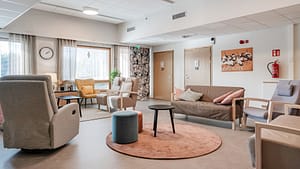 Valoisa kalustettu olohuone.