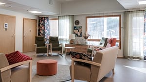 Valoisa kalustettu olohuone.