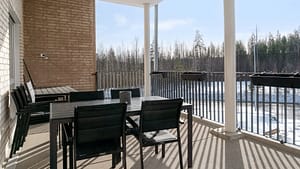 Valoisa ja talvinen parveke.