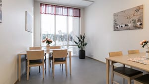 Valoisa kalustettu ruokailutila.