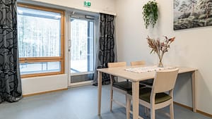 Valoisa kalustettu ruokailutila.