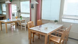 Hoivakodin valoisa ruokailutila.
